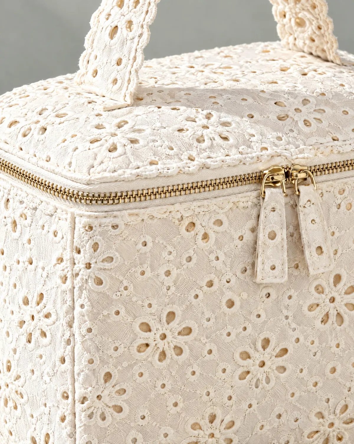 Close-up of the box-frame handbag embroidery and finishing