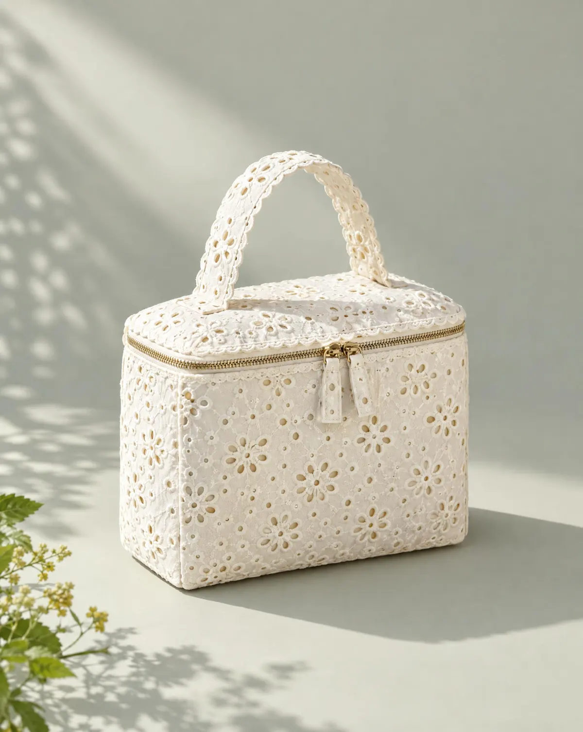 Box-Frame Handbag in white, front view