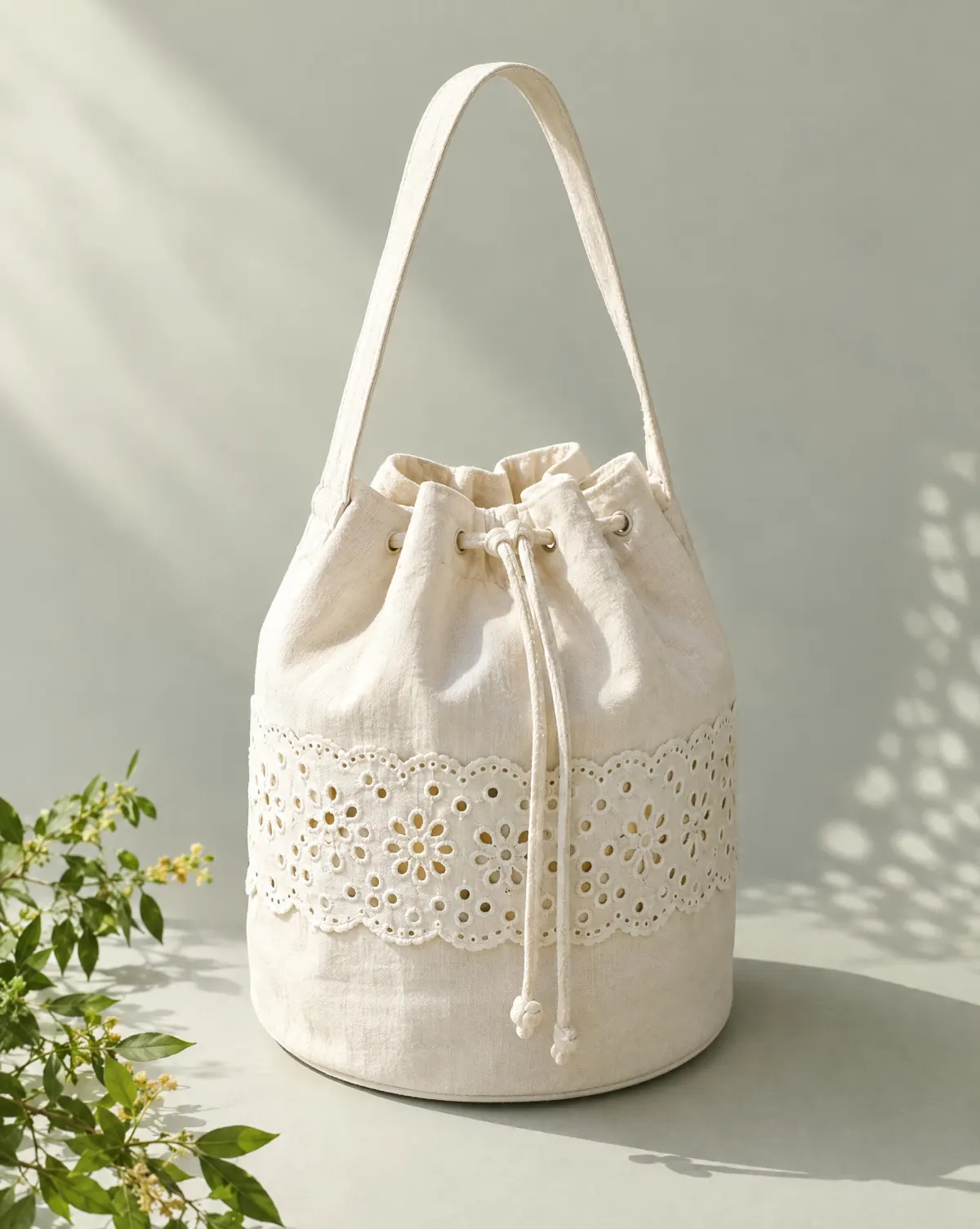 Market Bucket Bag in white, front view