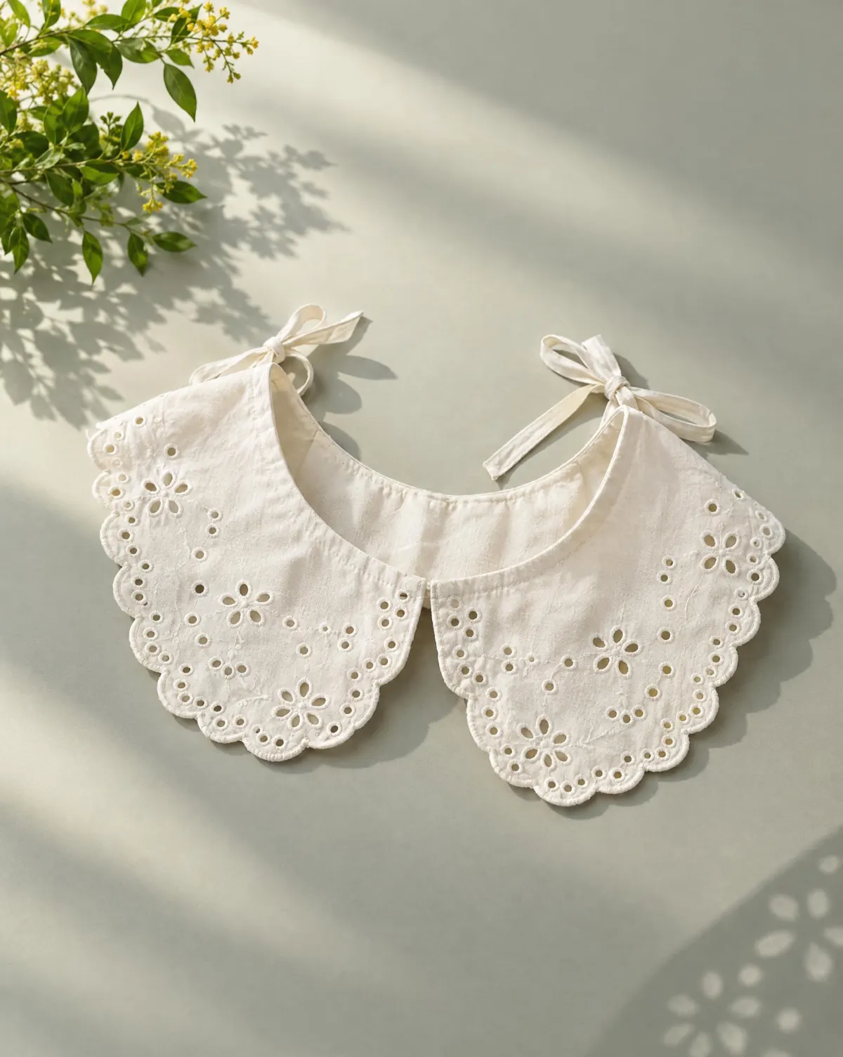 Scallop Round Collar in white, front view